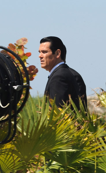 Illustration for article titled Men in Black 3 set photos